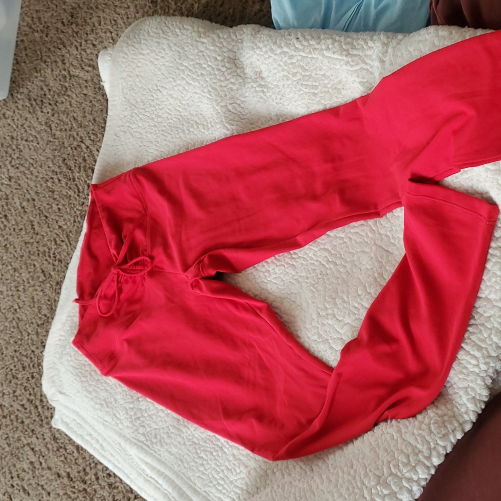 Pretty red color, rouched top details,
